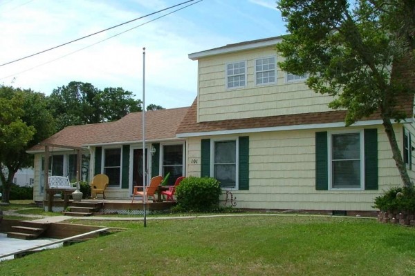 [Image: Sound View Nice Home with Public Pier and Boat Ramp 100 Yards Away]