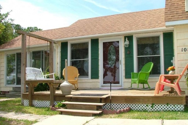 [Image: Sound View Nice Home with Public Pier and Boat Ramp 100 Yards Away]