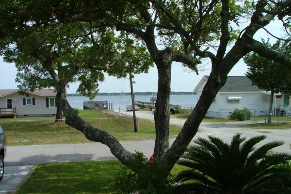 [Image: Sound View Nice Home with Public Pier and Boat Ramp 100 Yards Away]