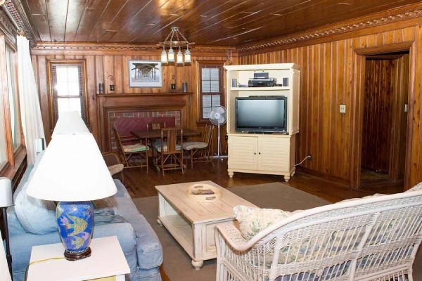 [Image: Pet Friendly Traditional Oceanfront Cottage with Wifi!]