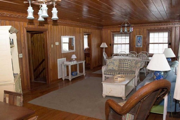 [Image: Pet Friendly Traditional Oceanfront Cottage with Wifi!]