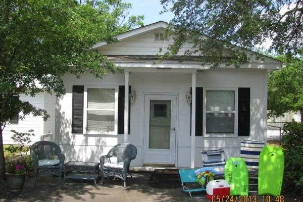 [Image: Shell Cottage in Beaufort Historic District]