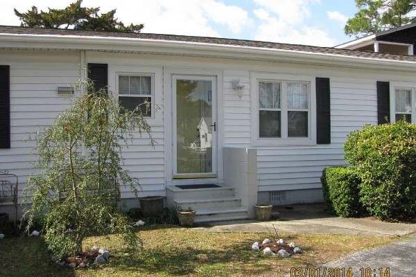 [Image: Lighthouse Cottage in Historic District]