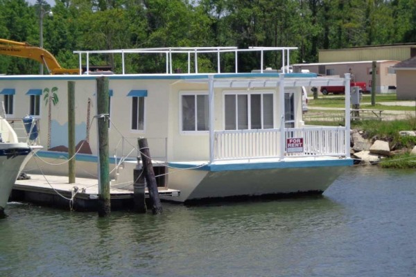 [Image: Floating Condo on the Intracoastal Waterway Near Beaufort-Atlantic Beach-Morehea]