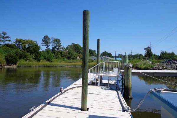 [Image: Floating Condo on the Intracoastal Waterway Near Beaufort-Atlantic Beach-Morehea]