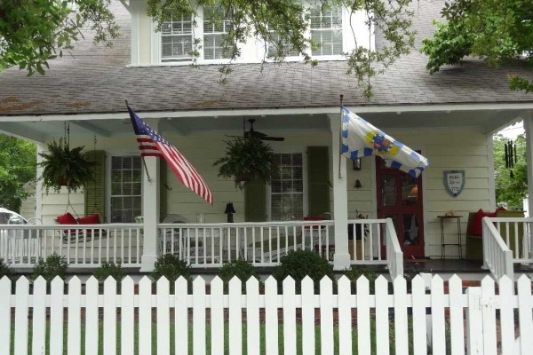 [Image: Charming 1772 Cottage in the Historic District of Beaufort, Nc]