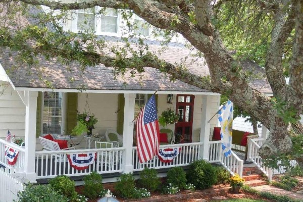 [Image: Charming 1772 Cottage in the Historic District of Beaufort, Nc]