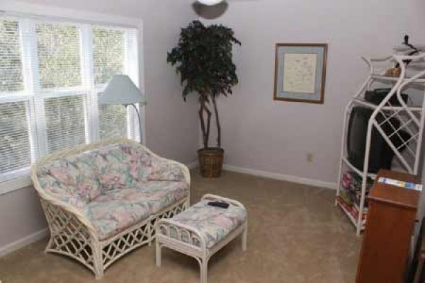 [Image: Great Oceanside 4 Bedroom Cottage with Easy Beach Access!]