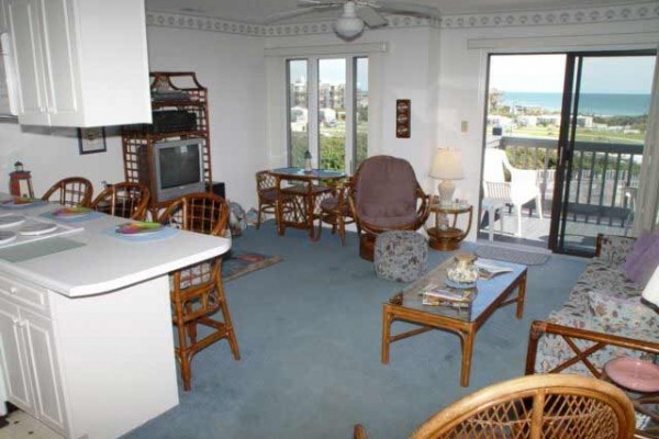 [Image: Oceanview 3 Bedroom, with Indoor/Outdoor Pools, Tennis Courts!]