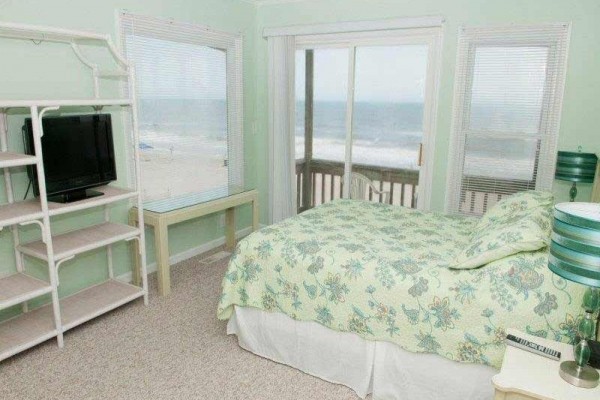 [Image: Gladstone East: 4 BR / 3 BA Duplex in Emerald Isle, Sleeps 8]