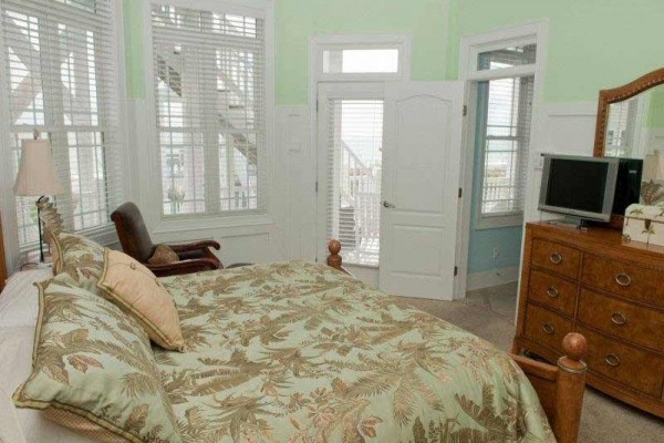 [Image: 1 Tickled Pink: 8 BR / 10.5 BA Single Family in Emerald Isle, Sleeps 16]