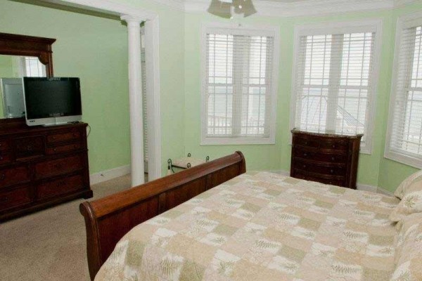 [Image: 1 Tickled Pink: 8 BR / 10.5 BA Single Family in Emerald Isle, Sleeps 16]