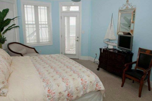 [Image: 1 Tickled Pink: 8 BR / 10.5 BA Single Family in Emerald Isle, Sleeps 16]