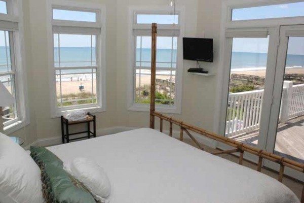 [Image: Luxury Oceanfront with Pool, Elevator, Hot Tub and Media Room!]