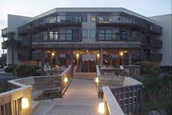 [Image: Emerald Isle North Carolina -Queens Court Resort, Queen Nicole Condo!]