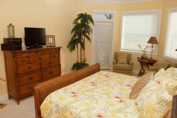 [Image: Casa Bianco: 6 BR / 7.5 BA Single Family in Emerald Isle, Sleeps 12]