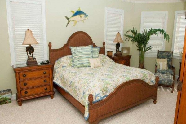 [Image: Casa Bianco: 6 BR / 7.5 BA Single Family in Emerald Isle, Sleeps 12]