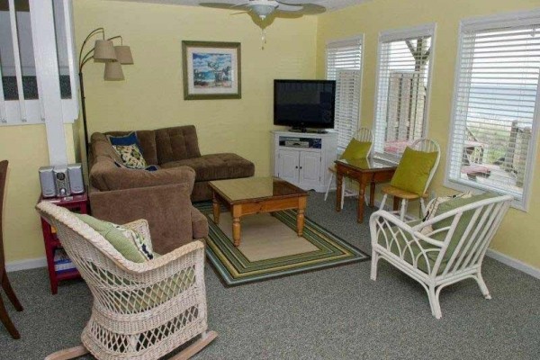 [Image: Island Time West: 4 BR / 4 BA Duplex in Emerald Isle, Sleeps 8]