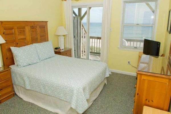 [Image: Island Time West: 4 BR / 4 BA Duplex in Emerald Isle, Sleeps 8]