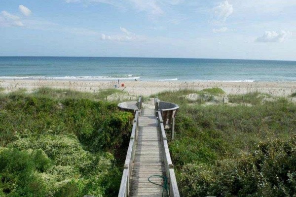 [Image: Island Time West: 4 BR / 4 BA Duplex in Emerald Isle, Sleeps 8]