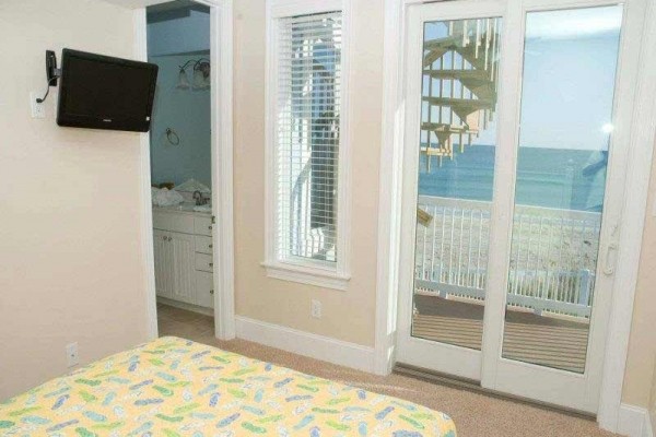 [Image: Breezin': 7 BR / 7.5 BA Single Family in Emerald Isle, Sleeps 14]