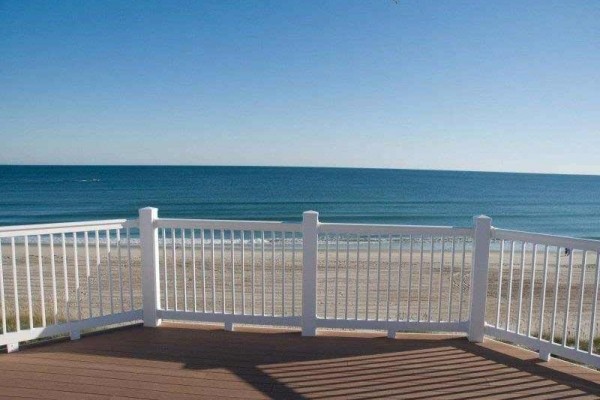 [Image: Breezin': 7 BR / 7.5 BA Single Family in Emerald Isle, Sleeps 14]