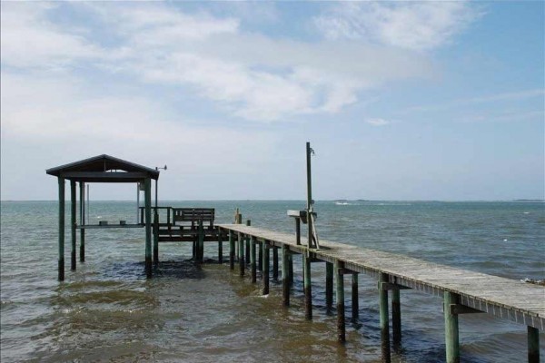 [Image: Waterfront Cottage Beautiful View of Cape Lookout Lighthouse]