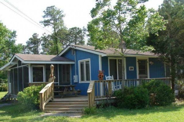 [Image: Pet Friendly Bungalow Seeks Sun, Sand and Seafood Lovers!]