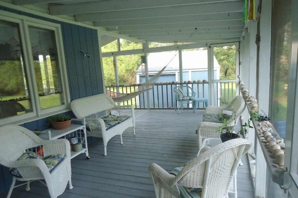 [Image: Pet Friendly Bungalow Seeks Sun, Sand and Seafood Lovers!]