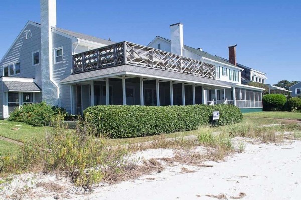 [Image: Sound Front House in Morehead City with a Great Sandy Beach!]