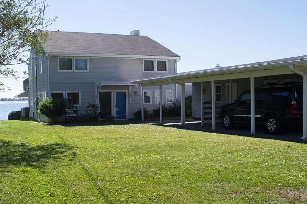 [Image: Sound Front House in Morehead City with a Great Sandy Beach!]