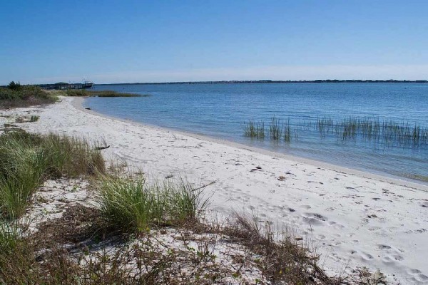 [Image: Sound Front House in Morehead City with a Great Sandy Beach!]