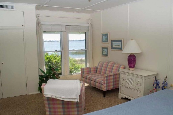 [Image: Sound Front House in Morehead City with a Great Sandy Beach!]