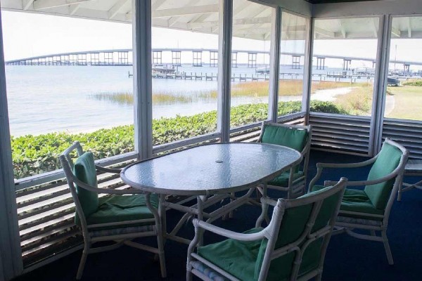 [Image: Sound Front House in Morehead City with a Great Sandy Beach!]