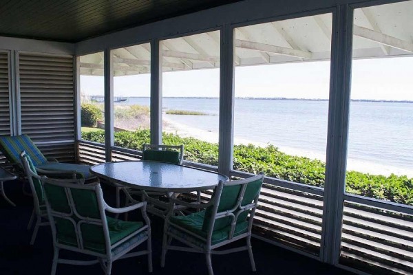 [Image: Sound Front House in Morehead City with a Great Sandy Beach!]