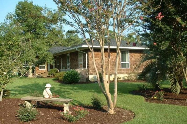 [Image: Waterfront Cottage W/ Deep Water Dock-3BR/2BA]