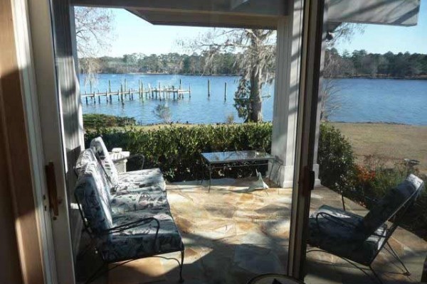 [Image: Secluded Waterfront Luxury Home Near Historic New Bern.]