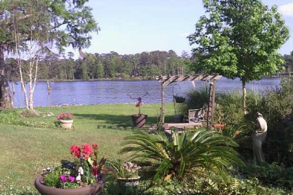 [Image: Secluded Waterfront Luxury Home Near Historic New Bern.]