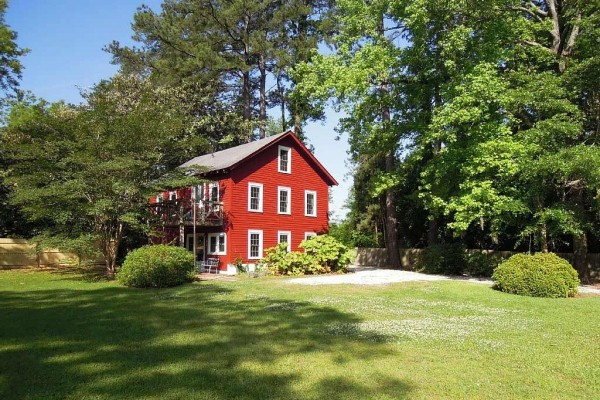 [Image: Rustic Barn with Neuse River Access]