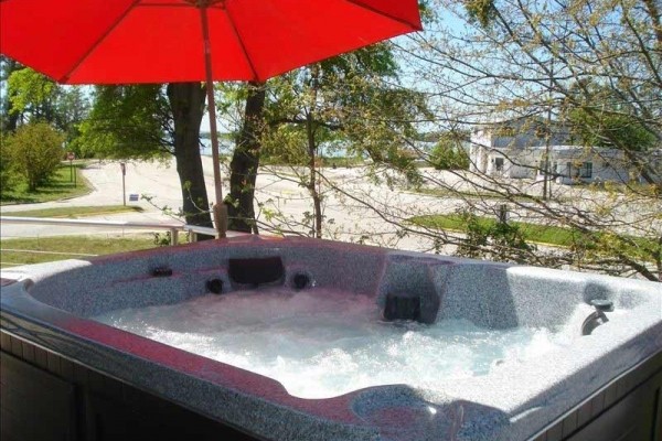 [Image: New Bern Round House! Brand New! Hot Tub Spa! River View!]