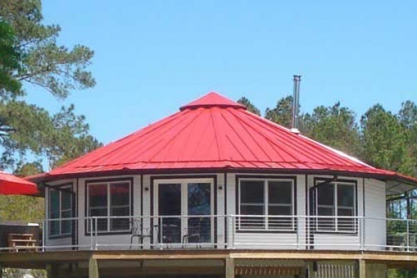 [Image: New Bern Round House! Brand New! Hot Tub Spa! River View!]