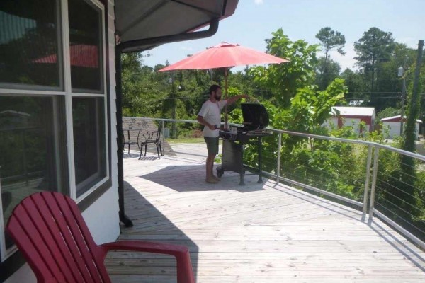 [Image: New Bern Round House! Brand New! Hot Tub Spa! River View!]