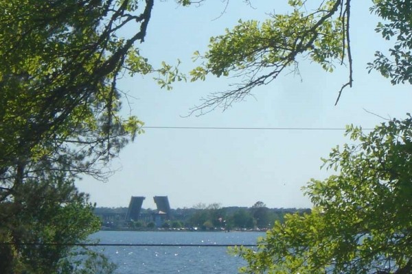 [Image: New Bern Round House! Brand New! Hot Tub Spa! River View!]