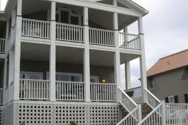 [Image: Waterfront Townhouse Overlooking Oriental Harbor]