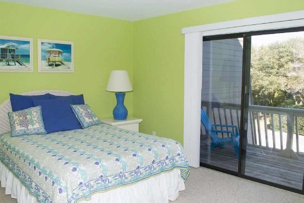 [Image: Great Location! 4BR Oceanfront Condo]