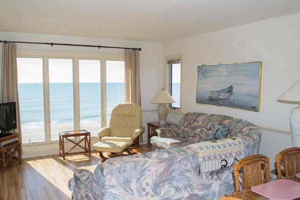 [Image: 3BR Oceanfront Condo with Fantastic Views of the Sandy Beach!]