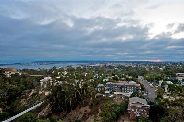 [Image: Luxury Penthouse with Panoramic Views]