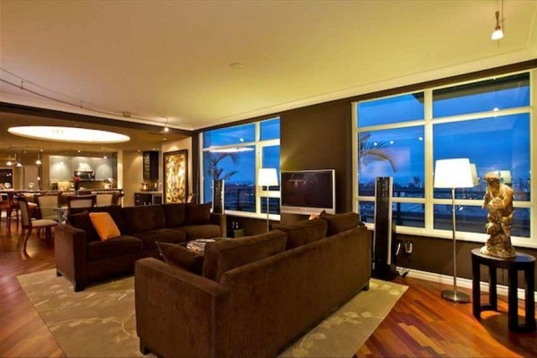 [Image: Luxury Penthouse with Panoramic Views]