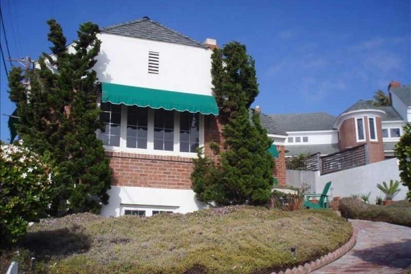 [Image: Charming La Jolla Cottage Overlooking Quarter Mile Beach!]