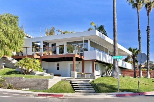 [Image: Luxurious Contemporary Bird Rock Home with Ocean View]